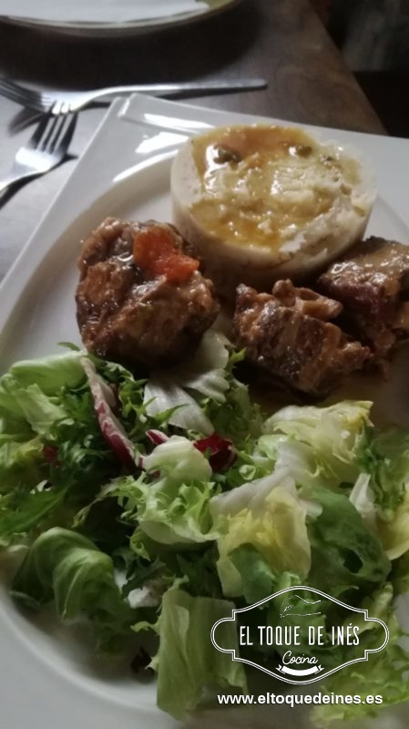Como ya estará la carne lista la emplatamos, con un aro de metal colocamos el puré de patata y acompañamos de una fresca ensalada.