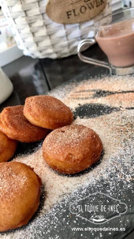 Una vez terminemos con todos espolvoreamos con una mezcla de azúcar glas y canela.