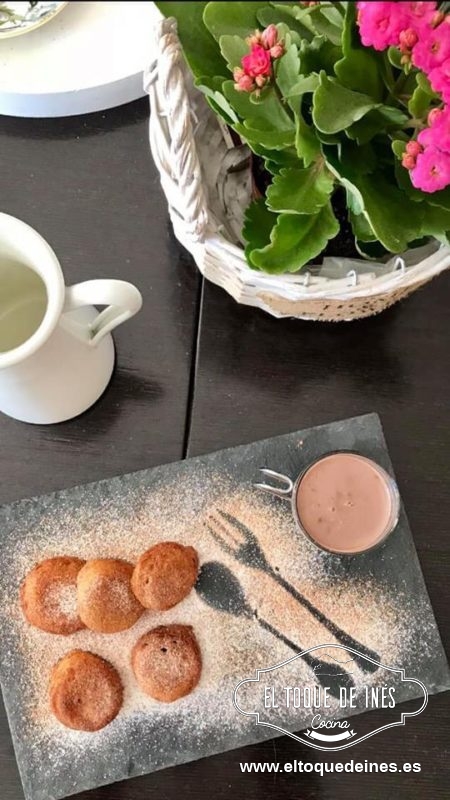 Vamos friendo a cucharaditas de masa y según están sacamos para papel absorbente.