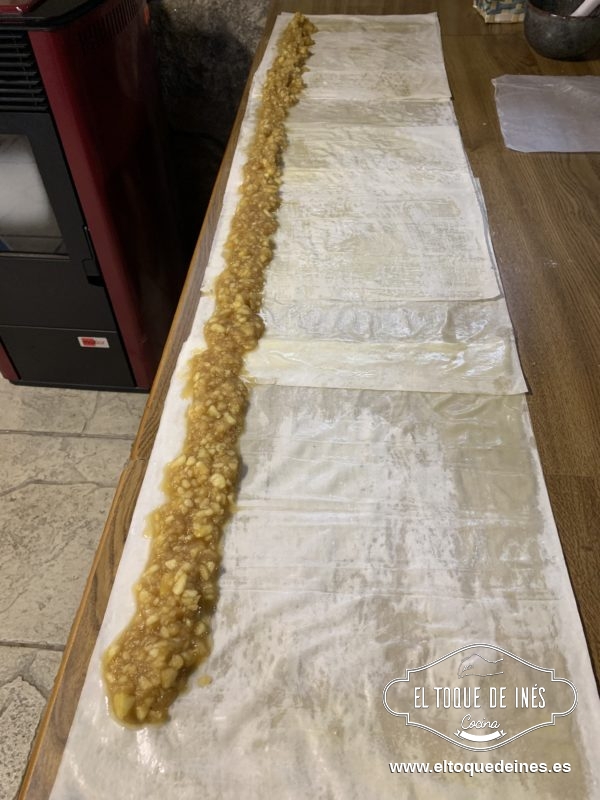 Repartimos la manzana preparada por uno de los extremos, dejando unos centímetros libres, como en la foto.