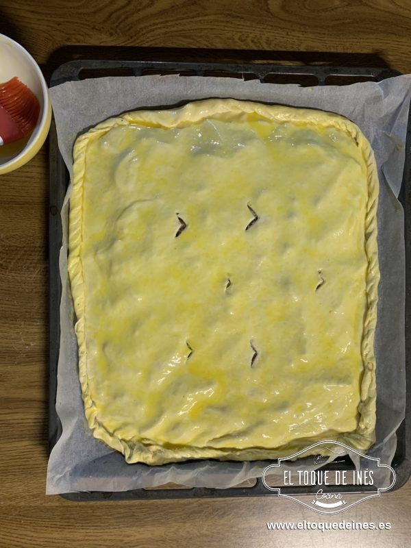 Pintamos toda la masa con huevo batido.