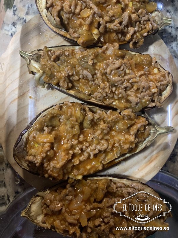Rellenamos las berenjenas con la mezcla toda.