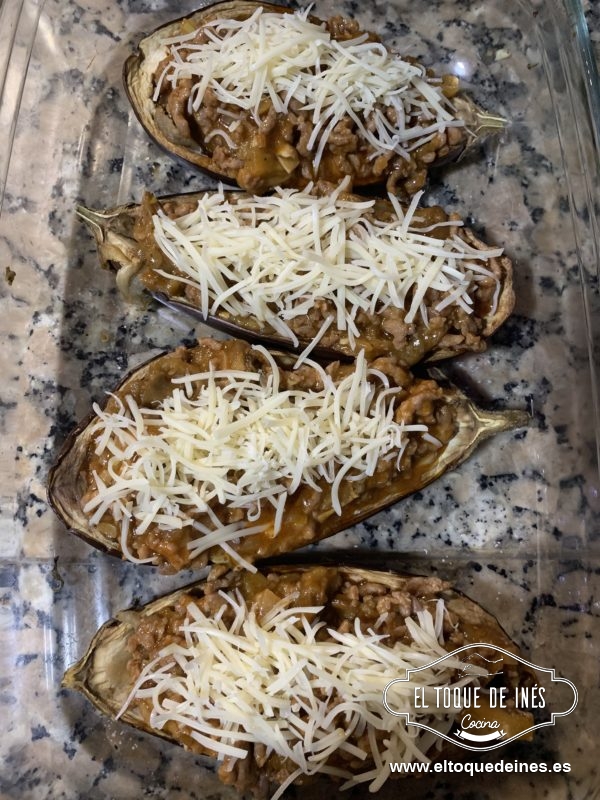 Cogemos el queso rallado y repartimos por encima.