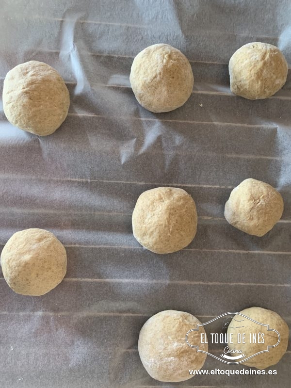Cada porción la boleamos hasta que nos quede una bolita lisa.