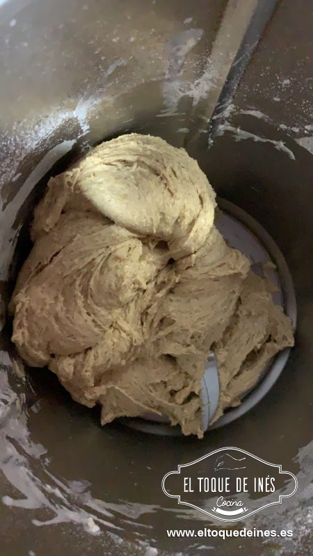 Le incorporo el resto de ingredientes, mezclamos ayudados de una espátula de madera o de nuestras manos.