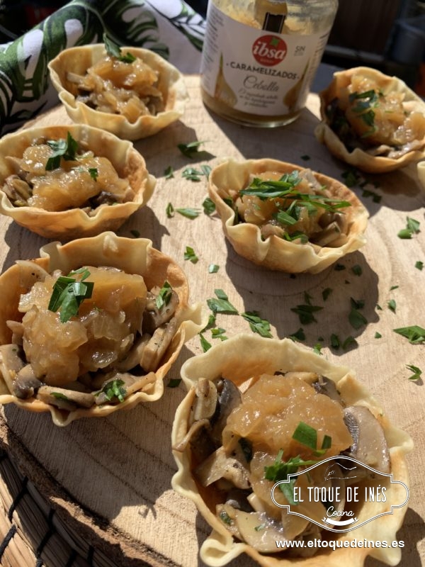 Rellenamos las canastillas con los champiñones, colocamos un poquito de cebolla caramelizada.