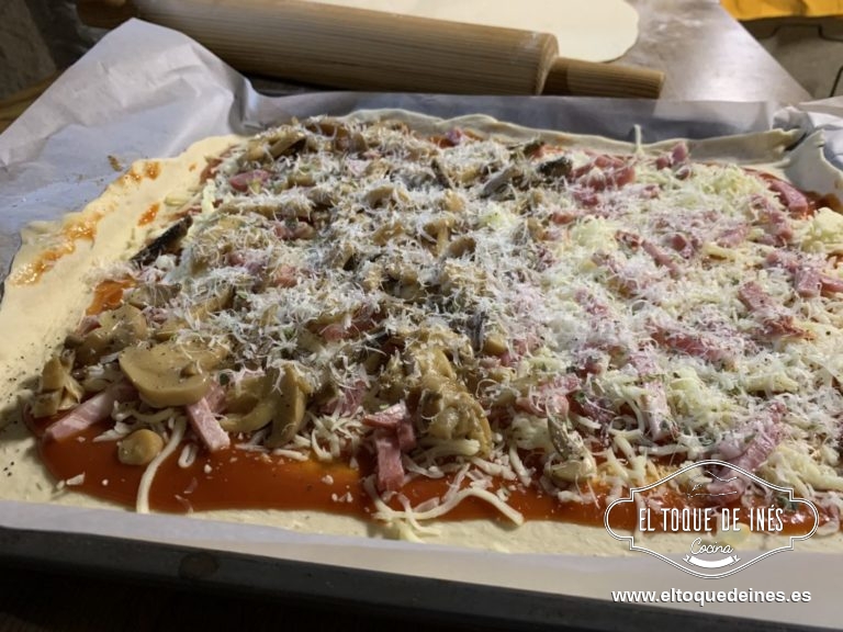 Espolvoreamos con pimienta y orégano; rallamos queso por encima al gusto.