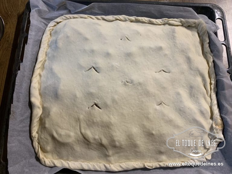 Estiramos la otra mitad de la masa, la colocamos encima y cerramos los bordes.