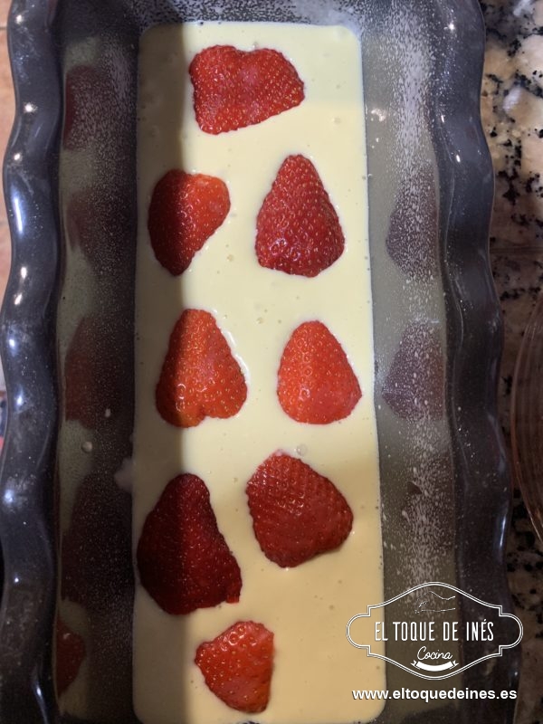 Limpiamos las fresas, quitamos el pedúnculo y las partimos al medio.