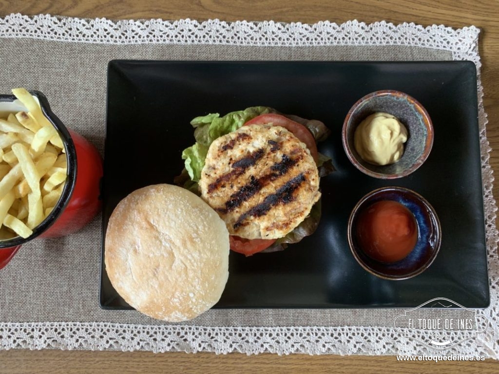 Hamburguesa de pollo al curry con dátiles 