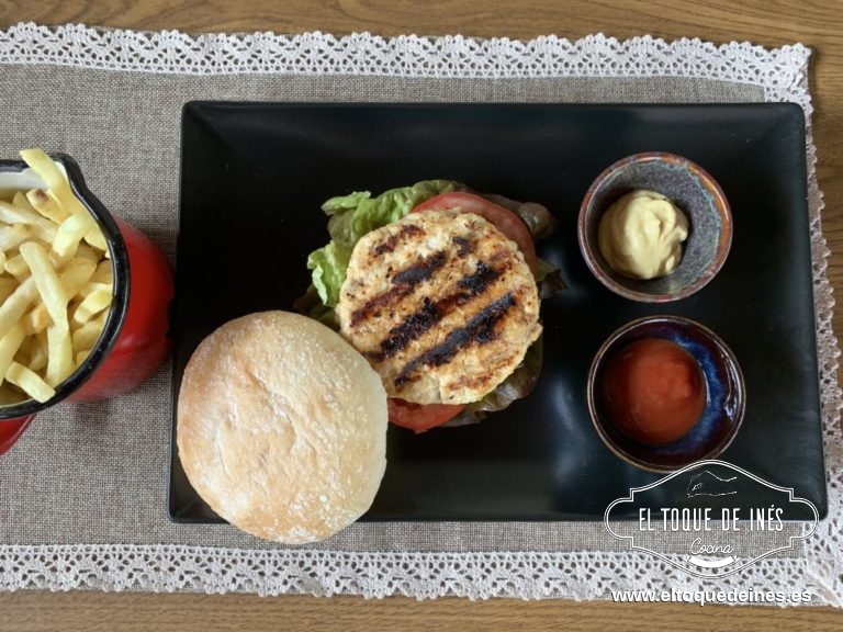 Hamburguesa de pollo al curry con dátiles