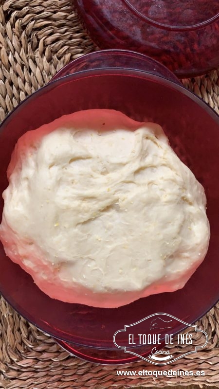 Sacamos la masa, formamos una bola y la ponemos en un bol tapado hasta que doble el volumen (mas o menos 1 hora)