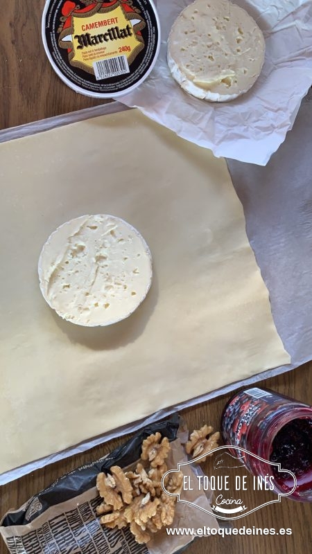 Cortamos el queso al medio, colocando una de ellas en la mitad del hojaldre.