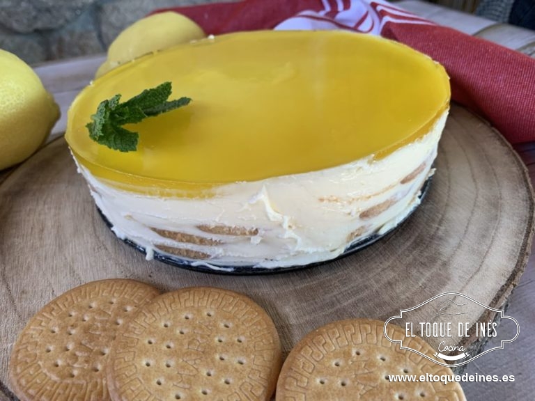 Pasado el rato y una vez que ya esté más frío vertemos con cuidado sobre la tarta y dejamos en la nevera otras 4-5 horas.