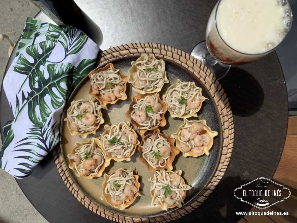 Cestitas de gulas con gambas 