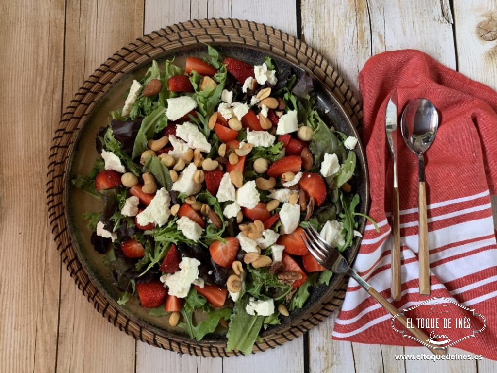 Ensalada con fresas y queso de O Cebreiro 