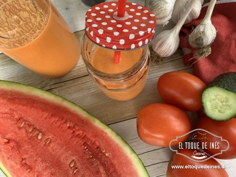 Agregamos hielos y lo trituramos con el gazpacho o dejamos que se deshagan y nos enfríe la bebida.