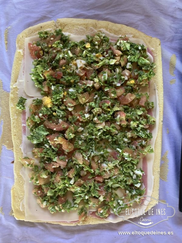 Encima repartimos la mezcla de lechuga, tomate y huevos.