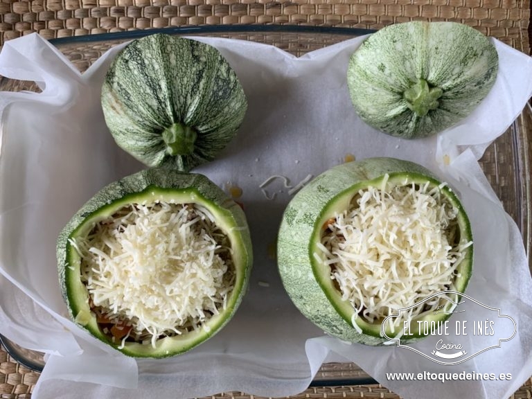 Por encima le echamos queso rallado al gusto.