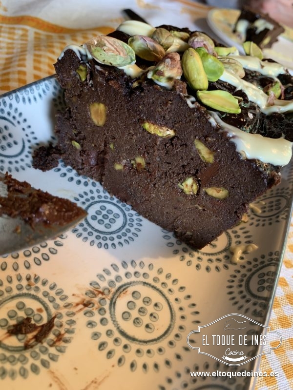 Ya solo queda decorarlo como más os guste o dejarlo así; nosotros le pusimos al servirlo un poco  de chocolate blando fundido y unos pistachos.