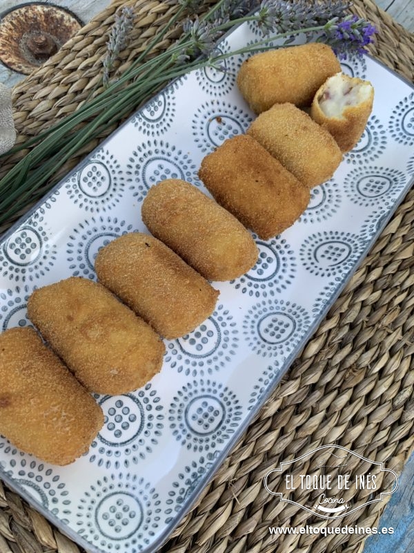 Dejamos reposar sobre papel absorbente para quitarle si tiene exceso de aceite.