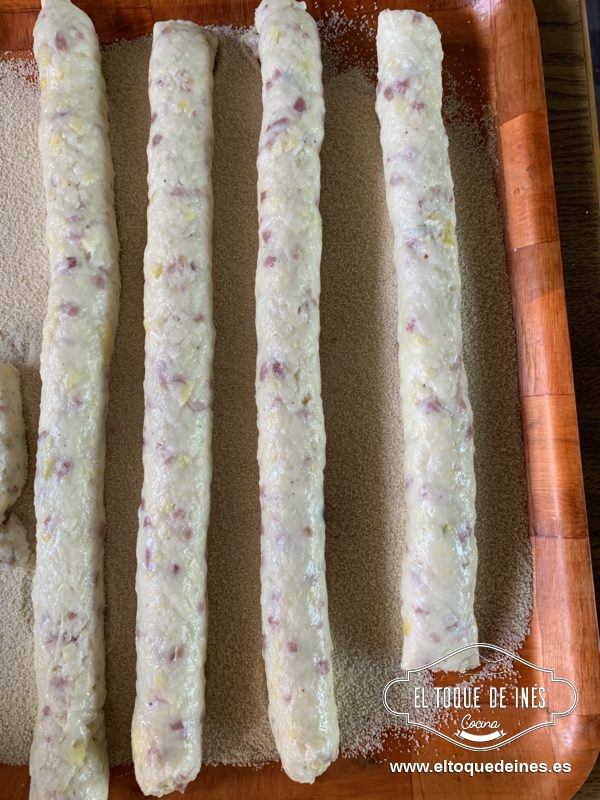 Una vez pasado el tiempo con la manga formamos cilindros y los cortamos a la medida que queramos.