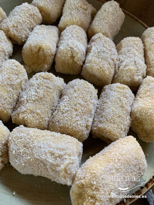 Rebozamos en pan rallado, huevo y de nuevo pan rallado.