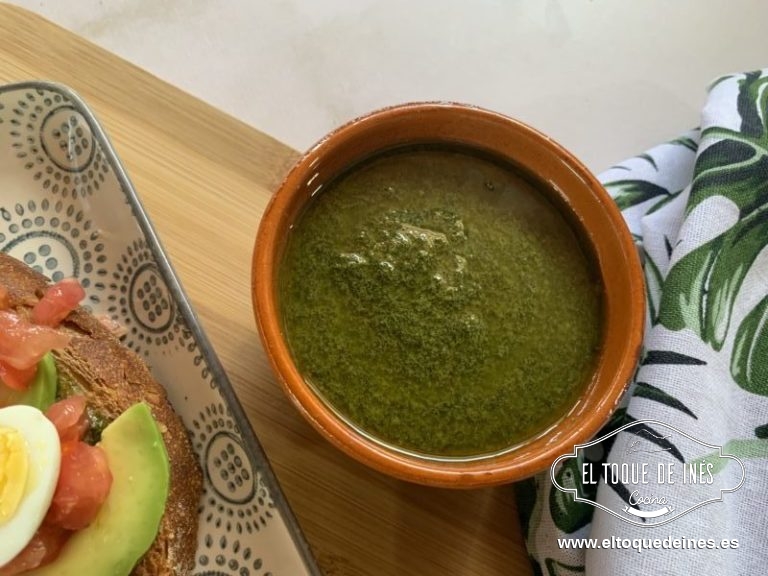 Volvemos a poner a funcionar la batidora a velocidad media (en Thermomix vel 4) y vamos incorporando el resto del aceite poco a poco.