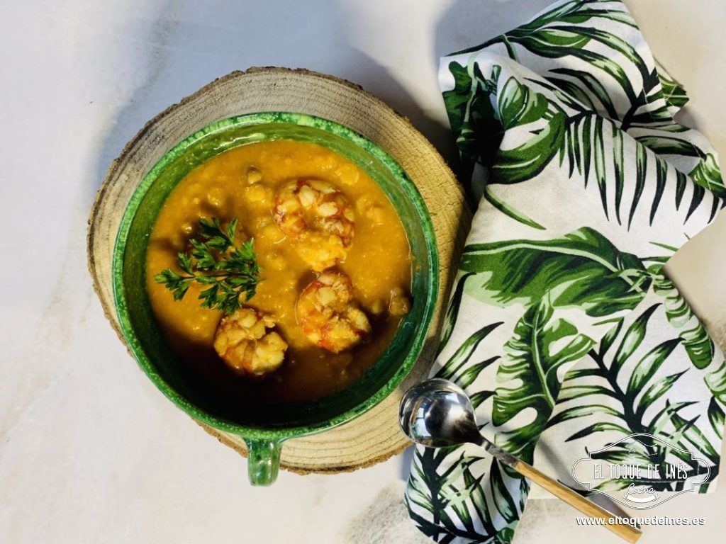 Guiso de garbanzos con langostinos