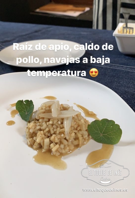 Y el segundo fue un falso risotto hecho con la raíz de apio nabo con navajas hechas a baja temperatura, exactamente 65º de temperatura, todo ello con una base de caldo de pollo de corral.