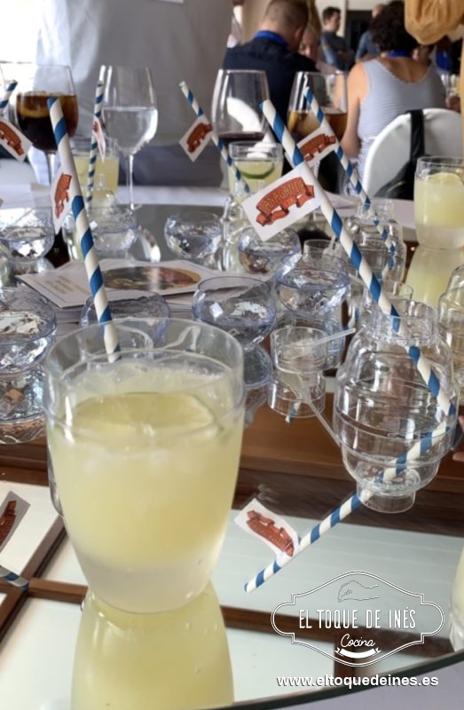 Finalizamos la comida con un coctel en cuyos ingredientes estaba una ginebra de la tierra, Vanagandrgin... sus dueños un encanto. 