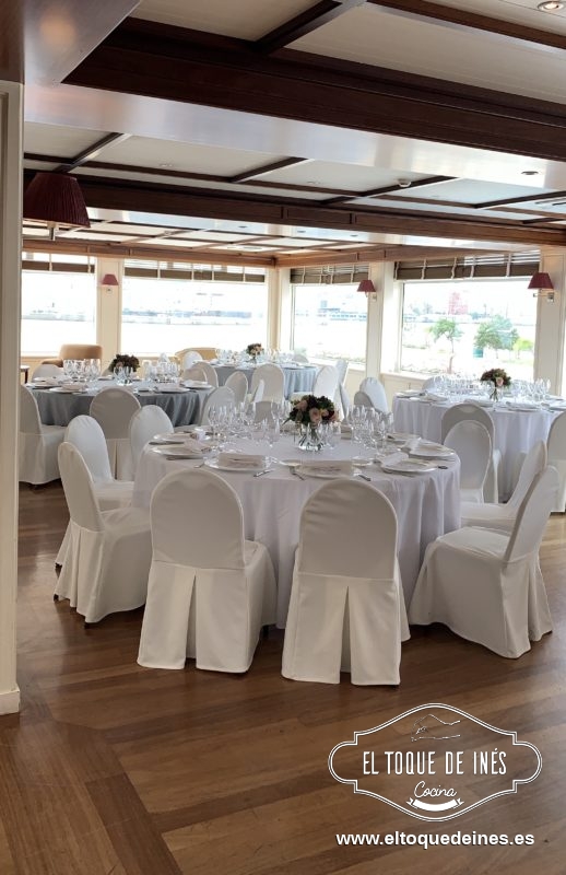 Tras este aperitivo de lujo llega el momento de entrar al comedor, perfectamente decorado, con delicadeza y cariño, con unas vistas al mar.