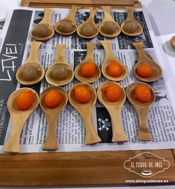 Y acompañando al vermut unas esferificaciones de olivas verdes y de vermut bitter.