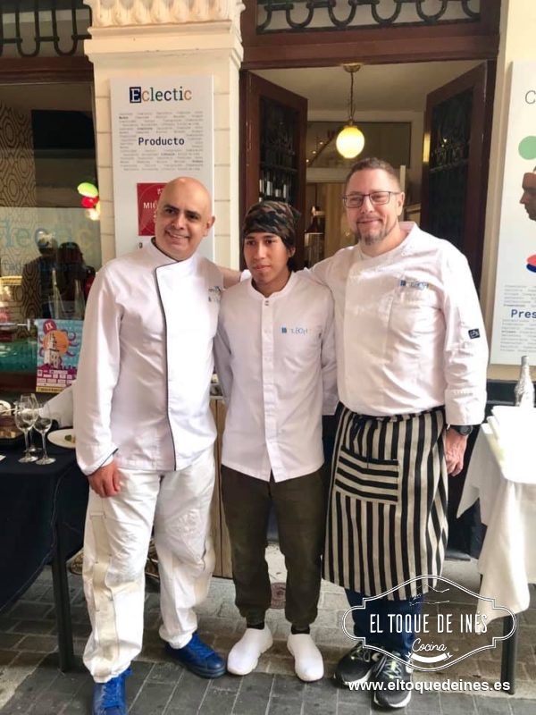 Finalizaron invitándonos a un postre, unos pimientos de Padrón, como si fuese un trampantojo...unos estaban rellenos de mouse de chocolate, con centro de pimiento y los otros era mouse de pimiento, con lo cual unospicaban y otros no.
