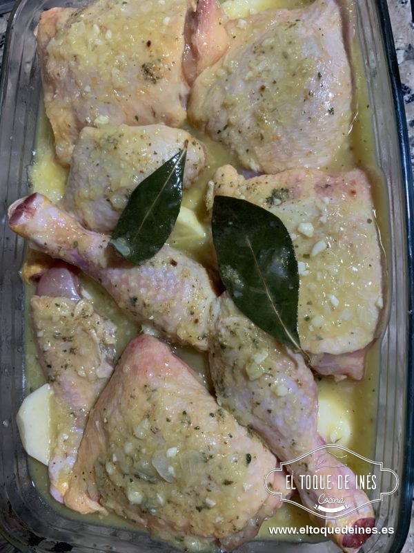 Volcamos la salsa sobre el pollo y le damos unos movimientos a la fuente para que se cuele hasta abajo.