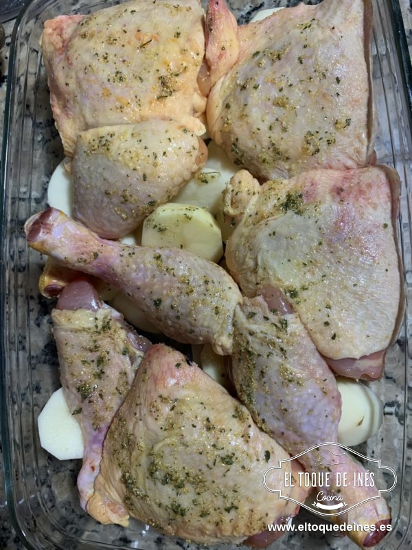 Encima le ponemos el pollo ya adobado.