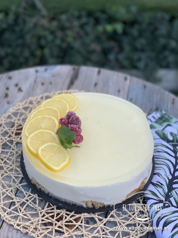 Pasado el tiempo solo queda decorar con las rodajas de limón, un par de frambuesas y una hojita de menta.