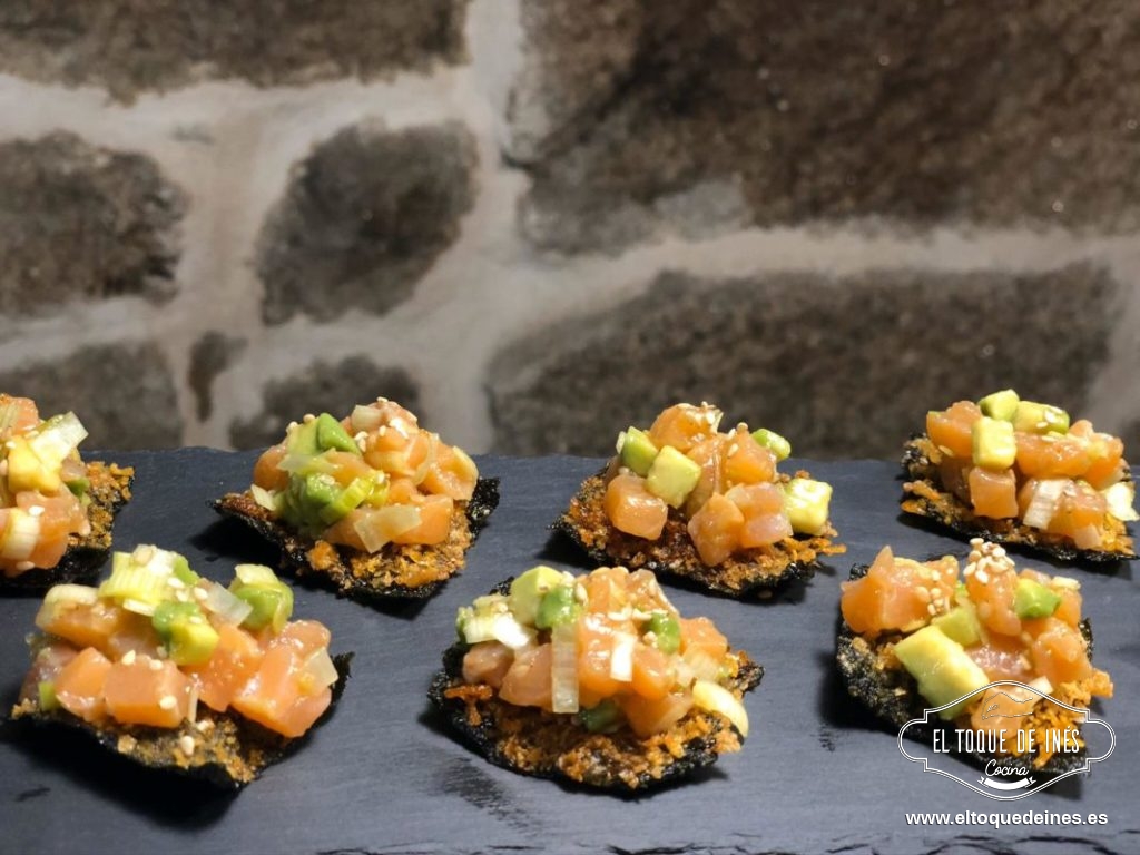Tartar de salmón sobre crujiente de alga nori