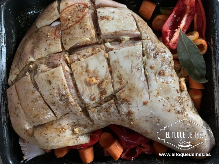 Pasado el tiempo sacamos de la nevera y echamos en el asador la cebolla partida en cuatro, el pimiento en trozos y las zanahorias.