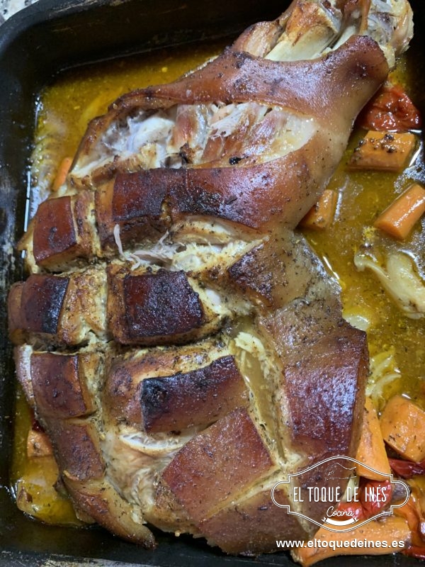 Una vez asado retiramos de la fuente el jamón y trituramos toda la salsa.