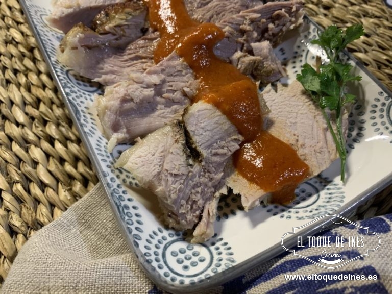 Solo nos queda cortar en láminas y regar con la salsa, que es una delicia de sabor.