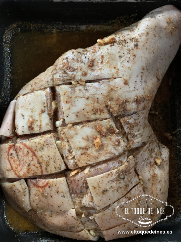 Colocamos el jamón en el asador (le hicimos unos cortes en la piel) y untamos bien con la mezcla anterior y ponemos la hoja de laurel.