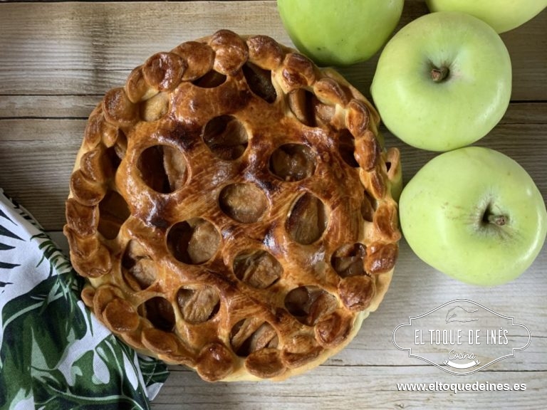 Tapamos el molde con la masa, cerramos los bordes todos y pintamos con el huevo batido.
