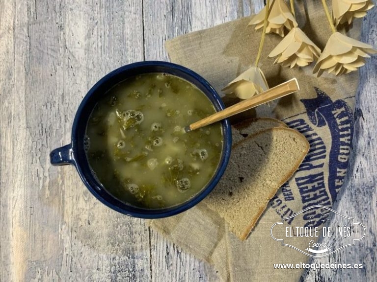 Nos servimos el caldo en un plato hondo, tazón o una cunca como tenemos aquí.