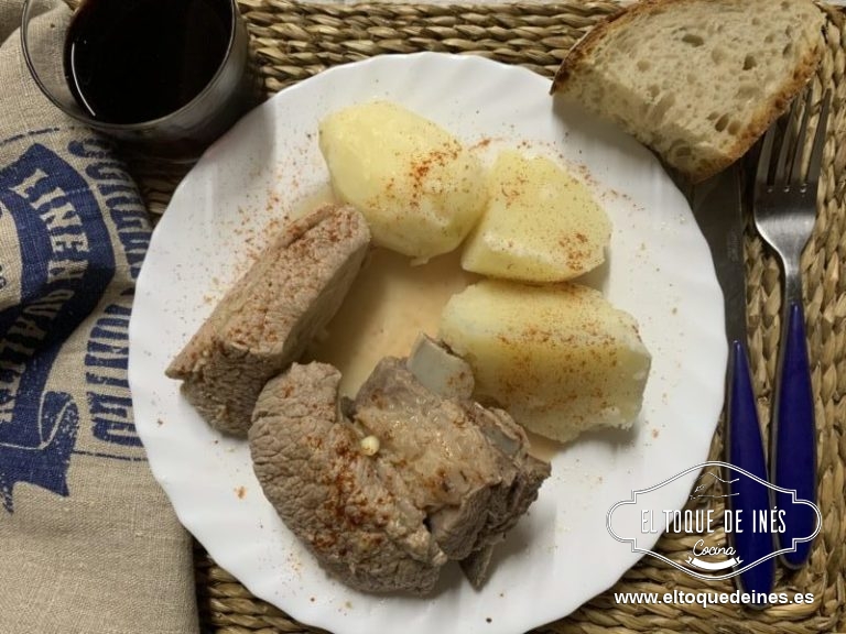 Se espolvorea con un poco de pimentón dulce o picante, a vuestro gusto.