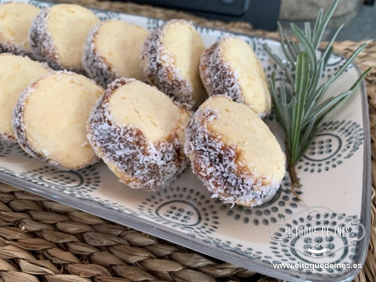 Los hacemos rodar sobre coco rallado para que se pegue al dulce de leche.