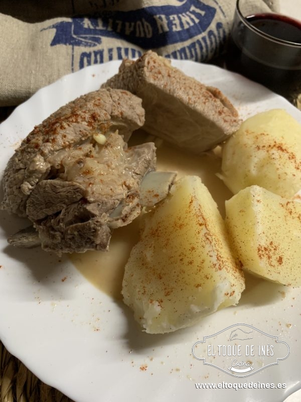 Y solo le queda un chorrito de aceite de oliva y un poquitín del agua de la cocción  de la carne.