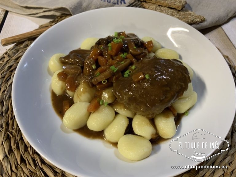 Los ñoquis los cocemos en agua con sal, una vez que empiecen a flotar los vamos retirando porque es que están listos.