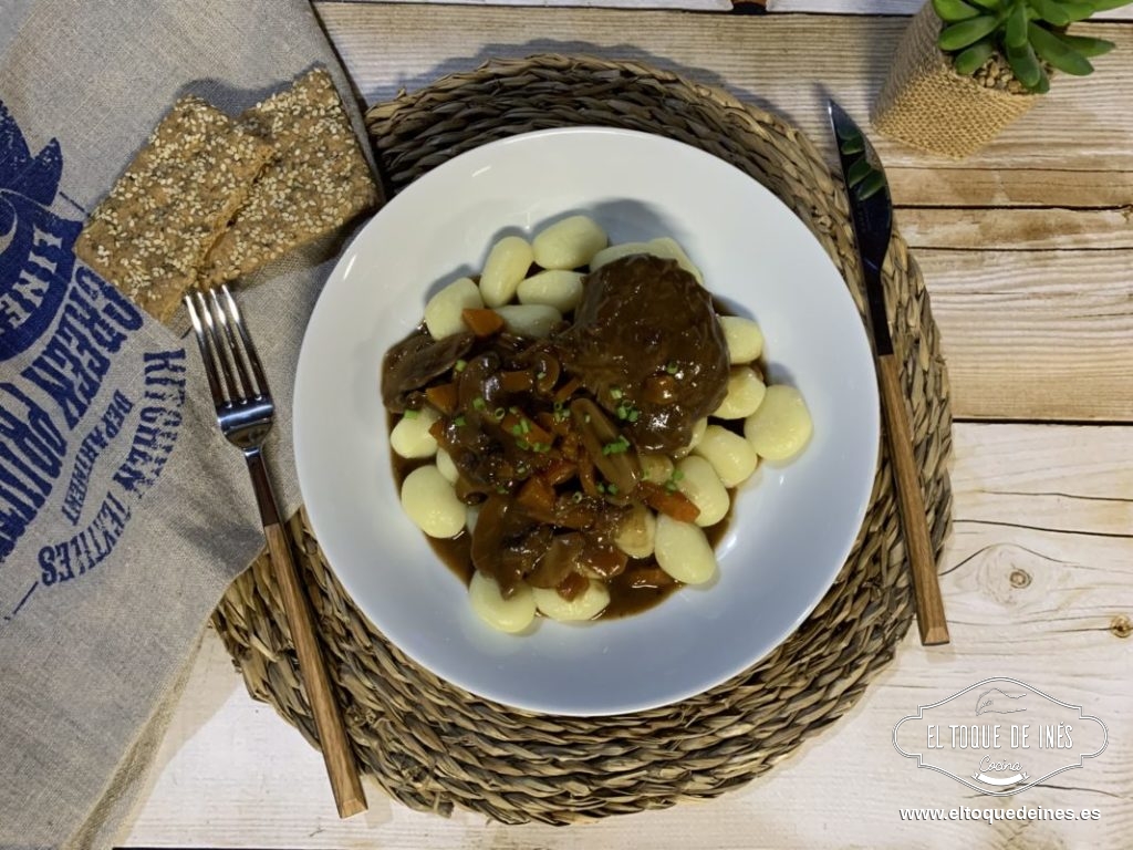 Carrilleras glaseadas con ñoquis 