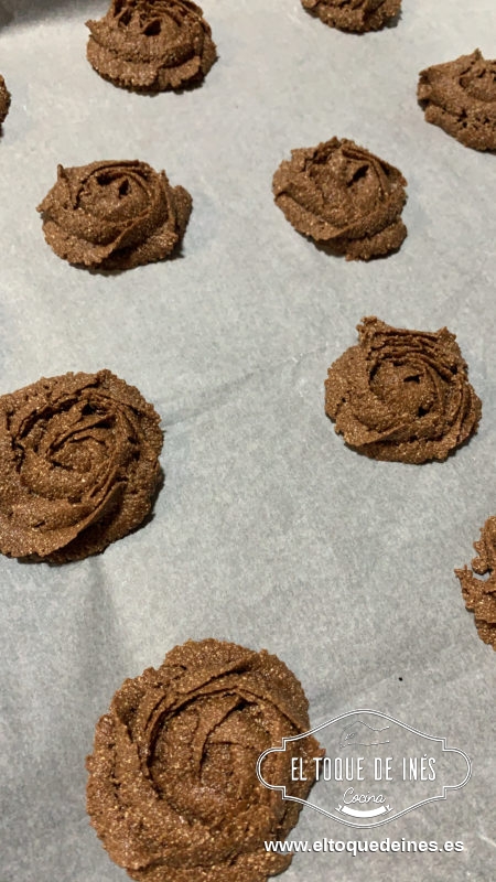 Las colocamos sobre papel de horno.